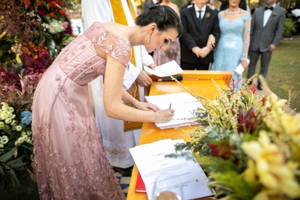 Témoin en train de signer les registre au cours de la cérémonie de mariage.