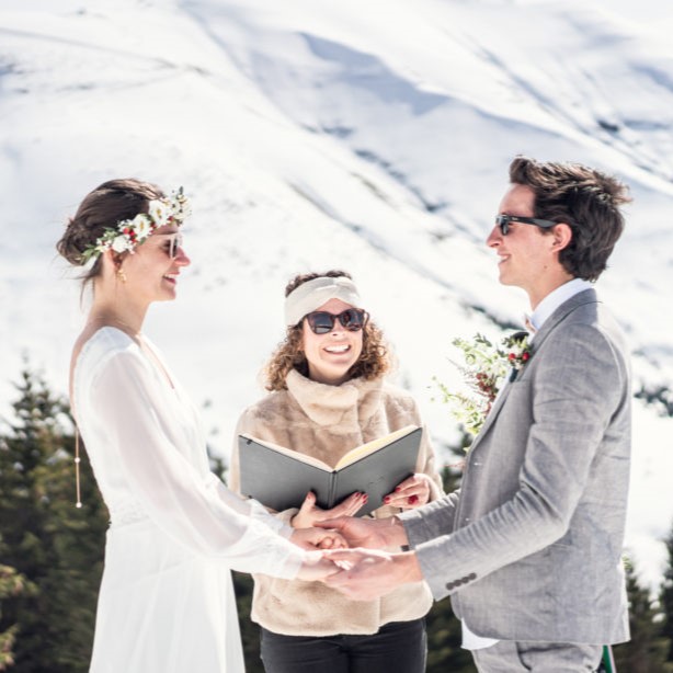 Officiant entre les mariés lors d'une cérémonie laïque célébrée en montagne