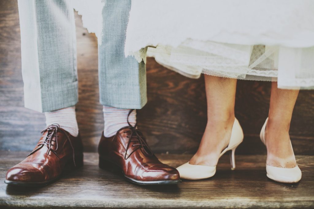 gros plan sur les chaussures des mariés