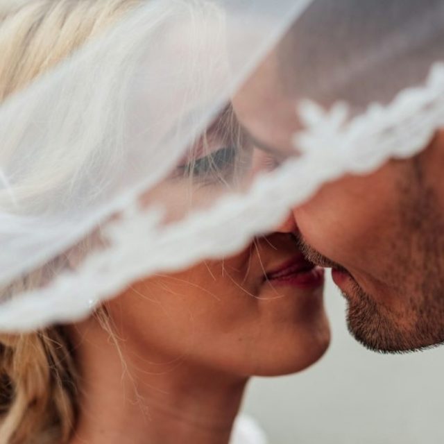 premier baiser des mariés sous le voile